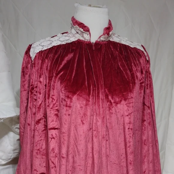 Vintage Gilligan & O Malley velour gown/robe, sz medium - Picture 1 of 12